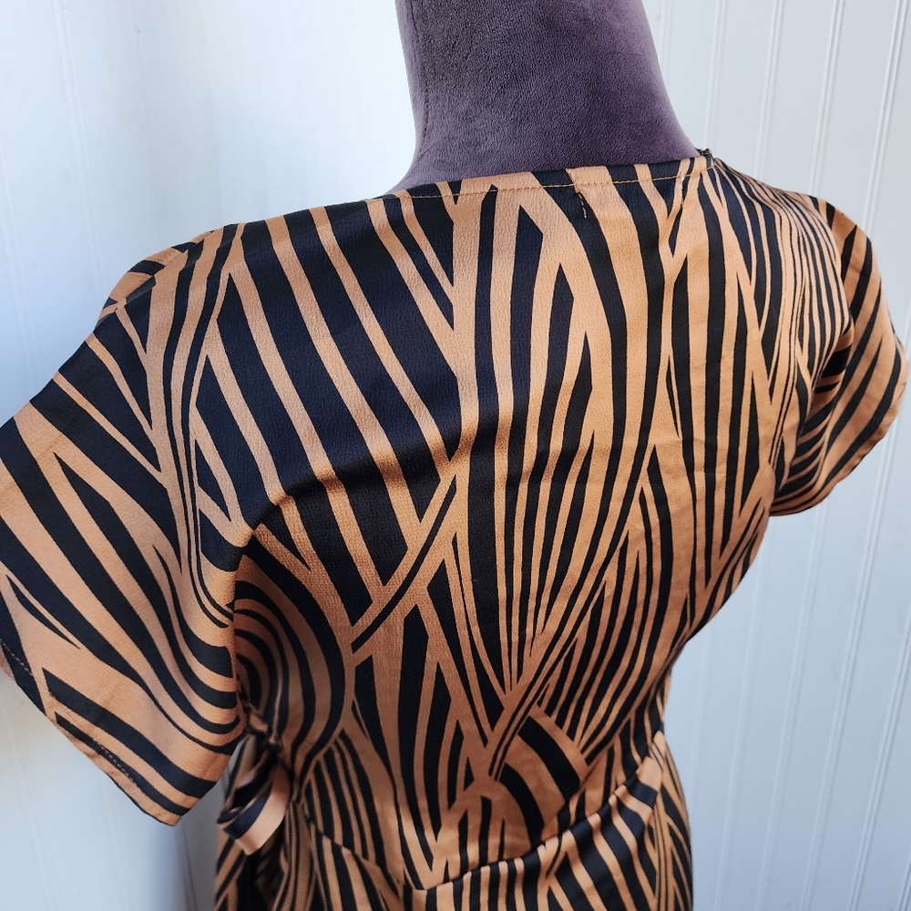 Joie De Vivre Womens Wrap Satin Dress Geo Print Tan Black Short Sleeve Sz M - Picture 8 of 15